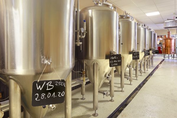 Verschiedene Gärtanks mit Bier
